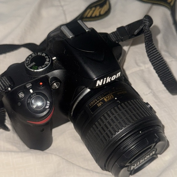 Nikon D3200 - Picture 1 of 3